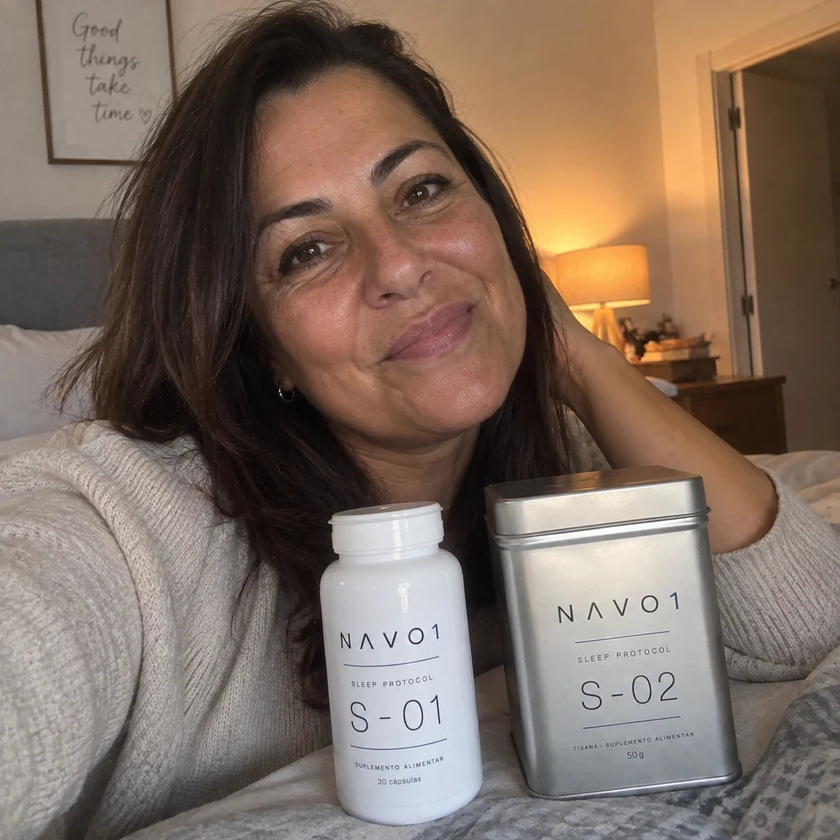 Ana com os produtos S-01 e S-02 do Sleep Protocol NAVO1