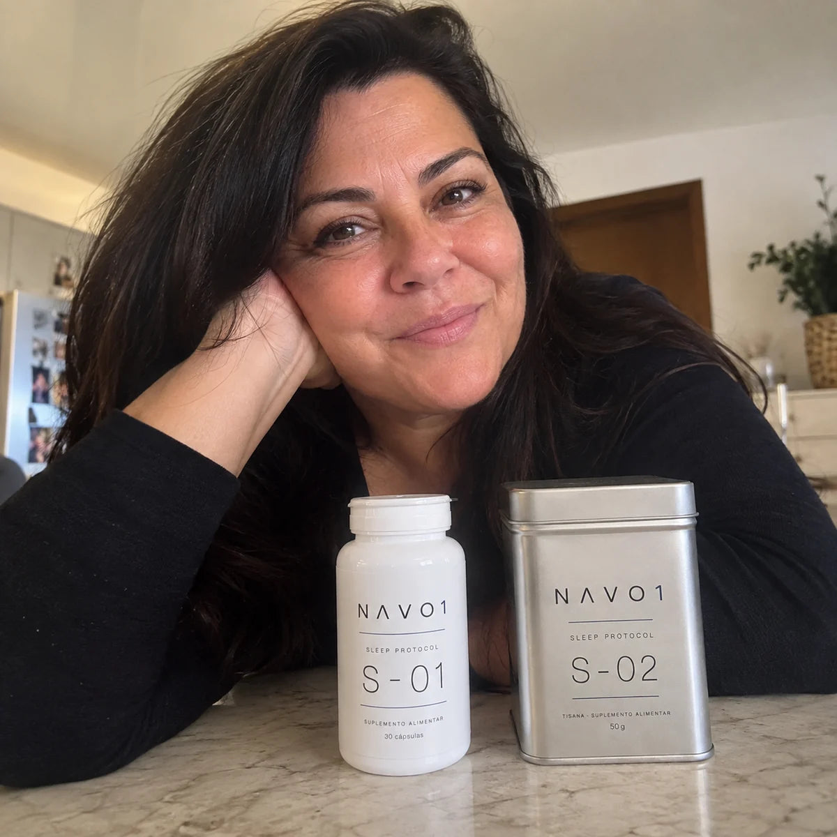 Marta com os produtos S-01 e S-02 do Sleep Protocol NAVO1