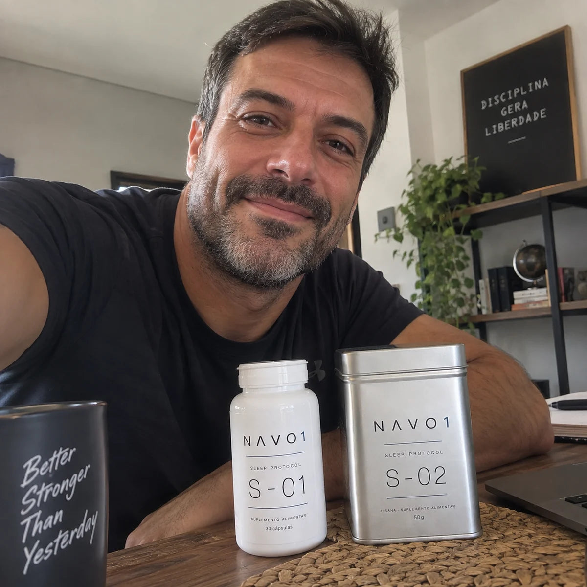 Ricardo com os produtos S-01 e S-02 do Sleep Protocol NAVO1